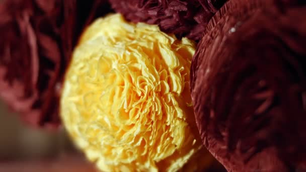 Close up de flores de papel coloridas artesanais, preparação de eventos. Apresentação de iluminação especial. Filmagem para tela OLED — Vídeo de Stock