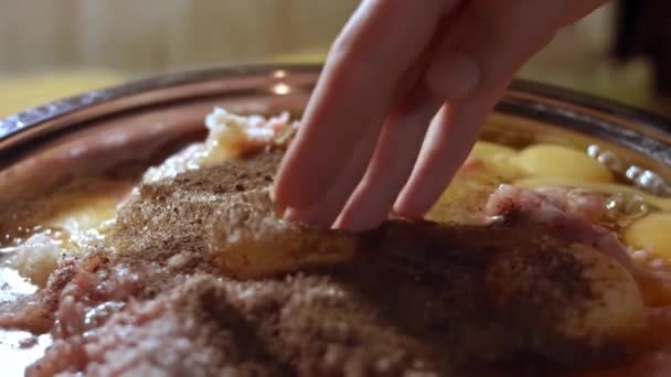 Cocine las mezclas picar a mano. Relleno de carne para chuletas o albóndigas en acero inoxidable. El proceso de cocción de chuletas — Vídeos de Stock