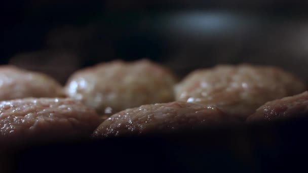 De délicieuses escalopes de viande juteuses sont frites à l'huile sur une poêle noire. Cuisine maison simple. Pour écran OLED — Video