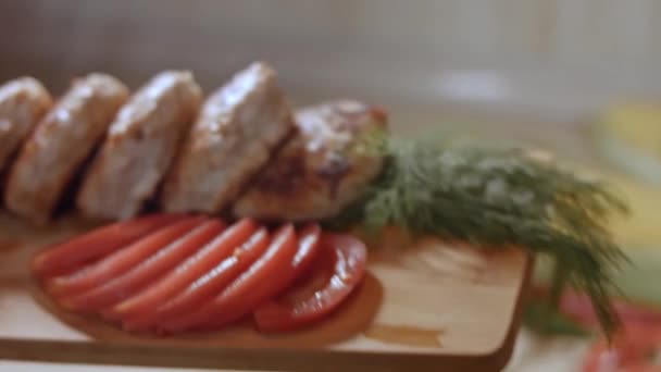 Chuletas asadas servidas con tomates frescos y eneldo. — Vídeo de stock