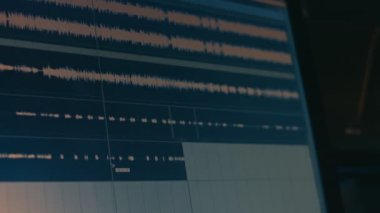 Bilgisayar ekranındaki ses dalgaları. Müzik için ses kaydı. Kayıt stüdyosu veya radyo. Zayıf ışık