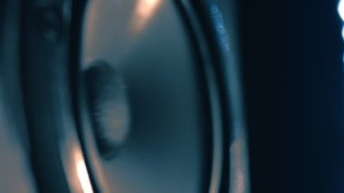 Profesyonel ses hoparlörünün titreşimli hoparlörlerinin makro zarları. Müzisyenler için Hifi sistemi. Müzik stüdyosu için en iyi hoparlörler. Yumuşak ışık
