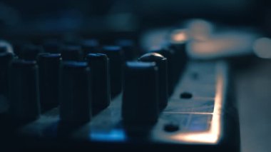 Ses karıştırma konsolu makrosu. Ses üretimi için kayıt stüdyosunda mikser konsolu. Zayıf ışık. Yavaş çekim