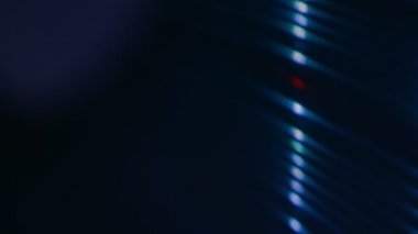 Vinil diskin makrosu. Vynil diskte alevler renk değiştiriyor. Bulanık görüntü. Bokeh