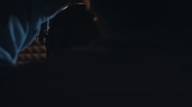 Profesyonel mikrofonlu yakışıklı rap şarkıcısının modern stüdyoda yeni şarkılar söylemesinin arka planında. Müzik prodüksiyonu. Zayıf ışık
