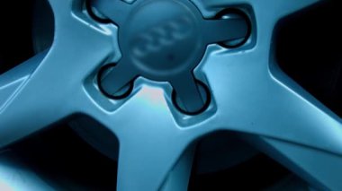 Parlak gümüş kenarlı araba tekerine yakın plan. Araba ayrıntılarının yavaş sunumu