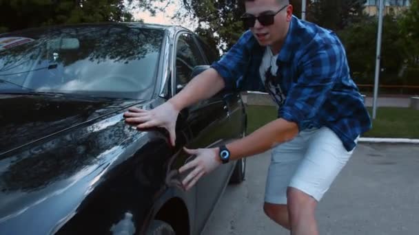 Experto en coches masculinos con vitiligo haciendo revisión de un coche para el público interesado en automóviles. Experto en automóviles que explica las particularidades del funcionamiento de un coche determinado — Vídeo de stock