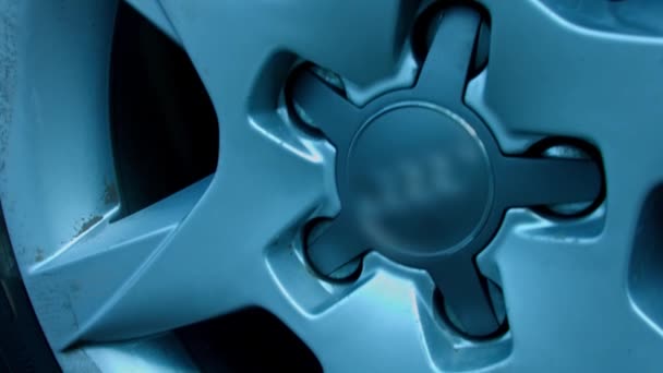 Närbild av bilhjul med glänsande silver fälg. Långsam presentation av bildetaljer — Stockvideo