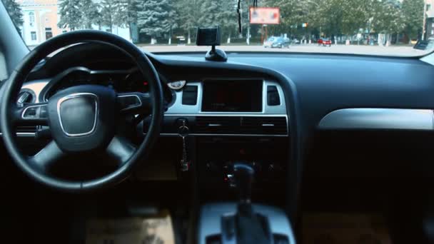 Inomhus bild av en bil, instrumentbräda och ratt presentation i slowmotion — Stockvideo
