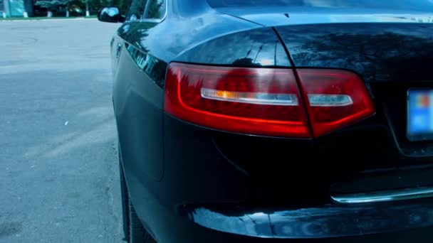 Närbild av röd baklykta av en bil blinkar. Bildetaljer presentation i slowmotion — Stockvideo