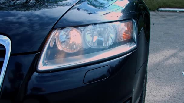 Car with headlight flashing smoothly. Car details presentation in slowmotion. — Stock Video