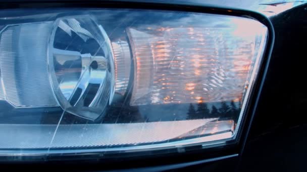 Close-up dari lampu sorot berkedip lancar. Detail mobil presentasi dalam gerakan lambat. — Stok Video
