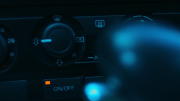 Ställa in temperaturen i bilen luftkonditionering. Bildetaljer presentation i slowmotion — Stockvideo