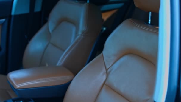 Sièges avant en cuir dans la voiture. Beau design d'intérieur de voiture en cuir. Détails de la voiture présentation au ralenti — Video