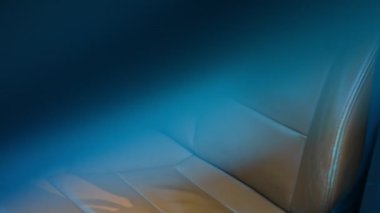 Arabanın ön koltukları deri. Güzel deri araba iç tasarımı. Araba ayrıntıları sunumu yavaş çekimde