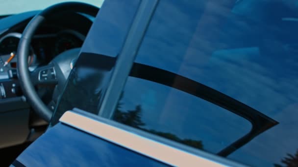 Vista interior de un coche, tablero de instrumentos y presentación del volante en cámara lenta — Vídeos de Stock