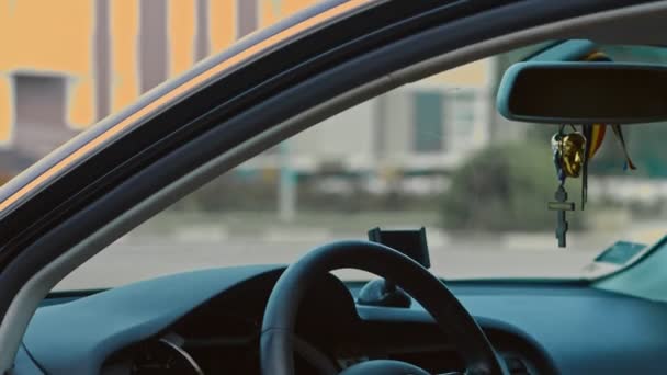 Vnitřní pohled na auto, přístrojovou desku a prezentaci volantu — Stock video