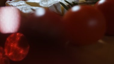 Peynir ve domates düzlüğü. Noel ağacı şeklinde dizilmiş peynir, domates ve rozmarin dilimleri. Noel tatili için yemek. Makro görünüm