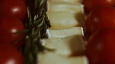Peynir ve domates düzlüğü. Noel ağacı şeklinde dizilmiş peynir, domates ve rozmarin dilimleri. Noel tatili için yemek. Makro görünüm