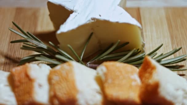 Επίπεδη στρώση τυριού και κρεατικών. Κομμάτια τυριού, καπνιστό λουκάνικο, ντομάτες, ελιές και ροζμαρίνη σε σχήμα χριστουγεννιάτικου δέντρου. Φαγητό για τις γιορτές των Χριστουγέννων. Μακροσκοπική προβολή — Αρχείο Βίντεο