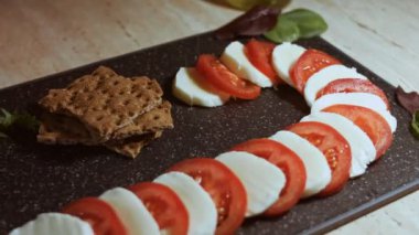 Caprese - İtalyan ulusal yemeği. Noel şeker kamışı şeklinde dilimlenmiş domates ve mozarella. Tuzlu baharat