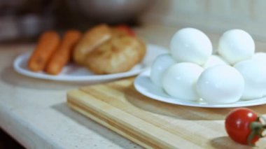 Zeytin salatası için yumurta kesmek, Rus salatası.