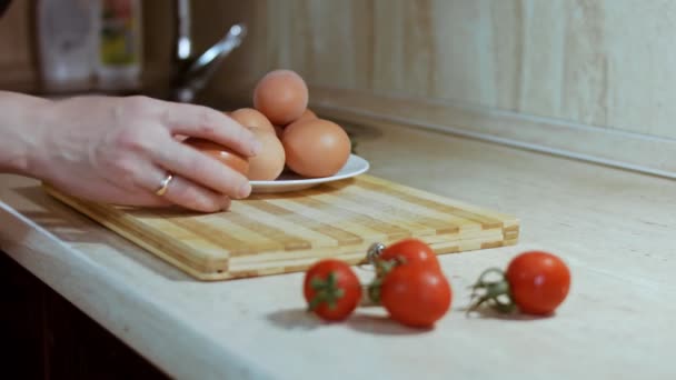Huevos pelados para ensalada de aceitunas, ensalada rusa — Vídeos de Stock