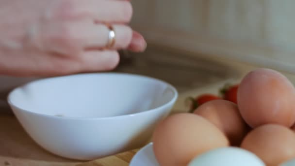 Kartoffeln schälen für Olivensalat, Russischer Salat — Stockvideo