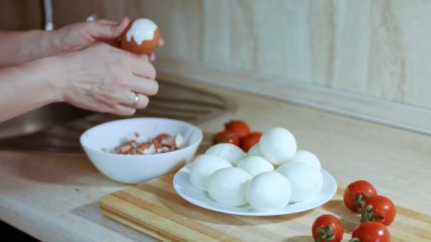 Zeytin salatası için patates soymak, Rus salatası. — Stok video