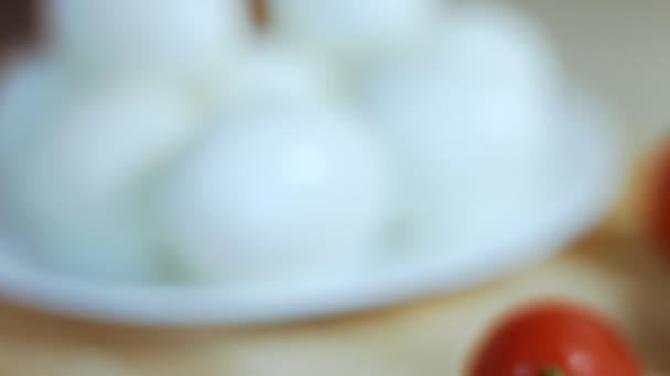 Jaja do krojenia sałatki z oliwek, sałatka rosyjska — Wideo stockowe