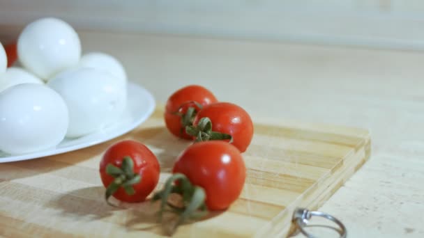 Cortar huevos para ensalada de aceitunas, ensalada rusa — Vídeo de stock