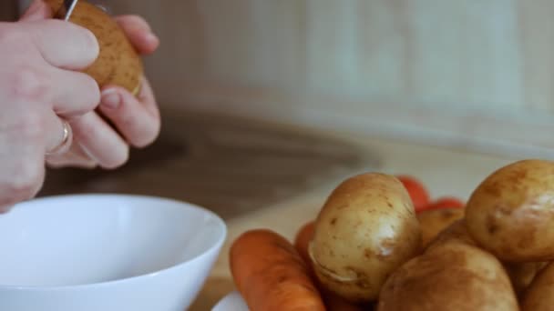 Loupané brambory na olivový salát, ruský salát — Stock video