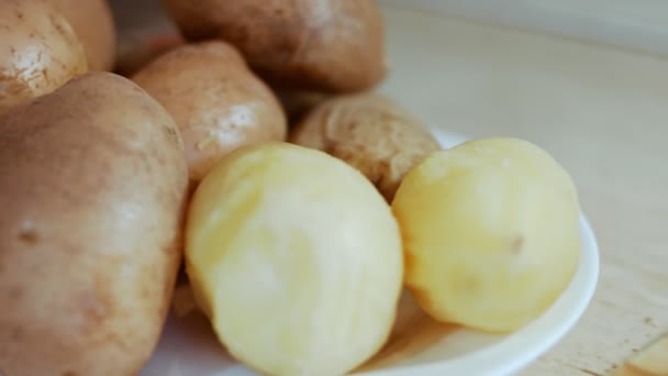 Obieranie ziemniaków do sałatki z oliwek, sałatka rosyjska — Wideo stockowe