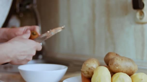 Pelar zanahoria para ensalada de aceitunas, ensalada rusa — Vídeos de Stock