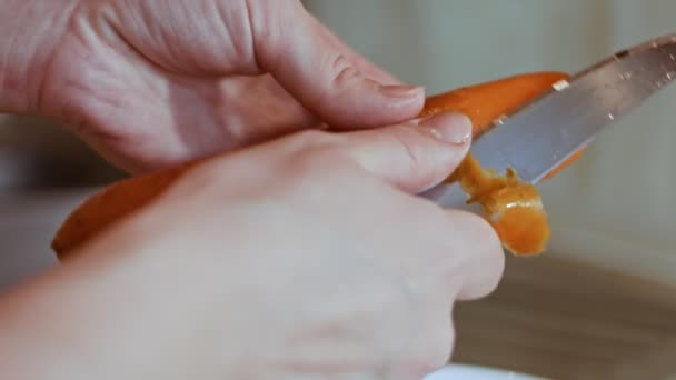 Pelar zanahoria para ensalada de aceitunas, ensalada rusa — Vídeo de stock