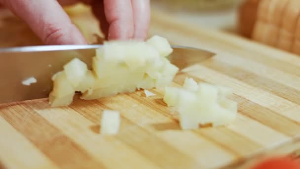 Cortar patatas para ensalada de aceitunas, ensalada rusa — Vídeo de stock
