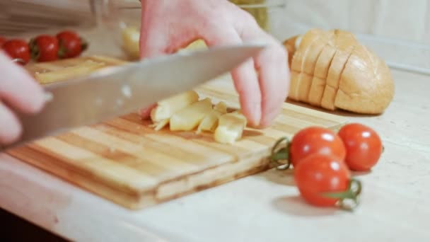 オリーブサラダ、ロシアのサラダのためのジャガイモの切断 — ストック動画
