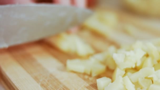 Aardappelen snijden voor olijfsalade, Russische salade — Stockvideo