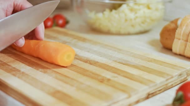 Corte de zanahoria para ensalada de aceitunas, ensalada rusa — Vídeo de stock