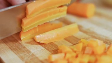 Zeytin salatası için havuç kesme, Rus salatası.