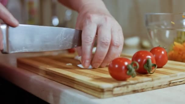 Œufs coupés pour salade d'olive, salade russe — Video