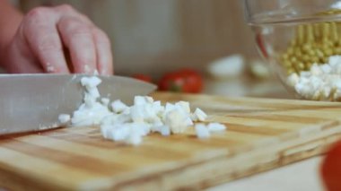 Zeytin salatası için yumurta kesmek, Rus salatası.