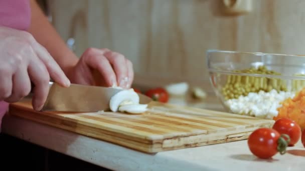 Cortar huevos para ensalada de aceitunas, ensalada rusa — Vídeo de stock
