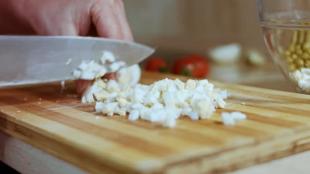 Cortando ovos de salada de azeitona, salada russa — Vídeo de Stock