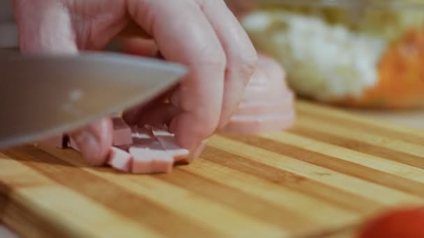 Cortar la salchicha doktorskaia para la ensalada de oliva, ensalada rusa — Vídeos de Stock