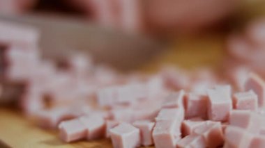 Zeytin salatası ve Rus salatası için sosis kesiyorum.