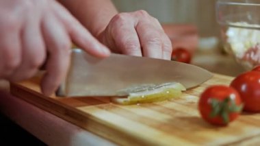 Zeytin salatası için salatalık turşusu, Rus salatası.