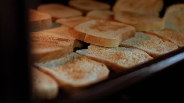 Usuń kromki chleba z piekarnika. Masło na białym chlebie — Wideo stockowe