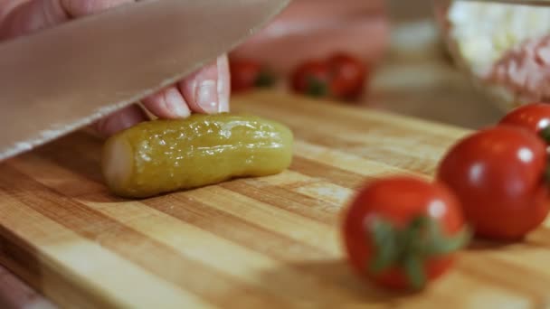 Cortar pepino en escabeche para ensalada de aceitunas, ensalada rusa — Vídeos de Stock