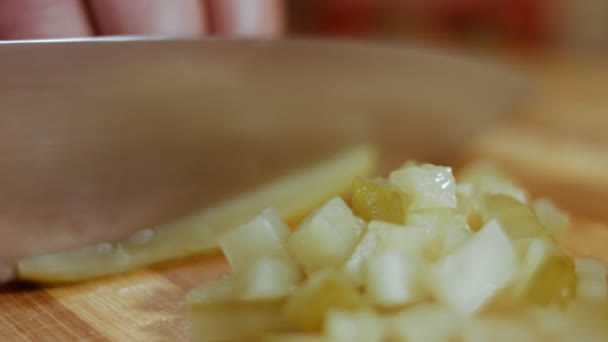 Corte de pepino em conserva para salada de azeitona, salada russa — Vídeo de Stock